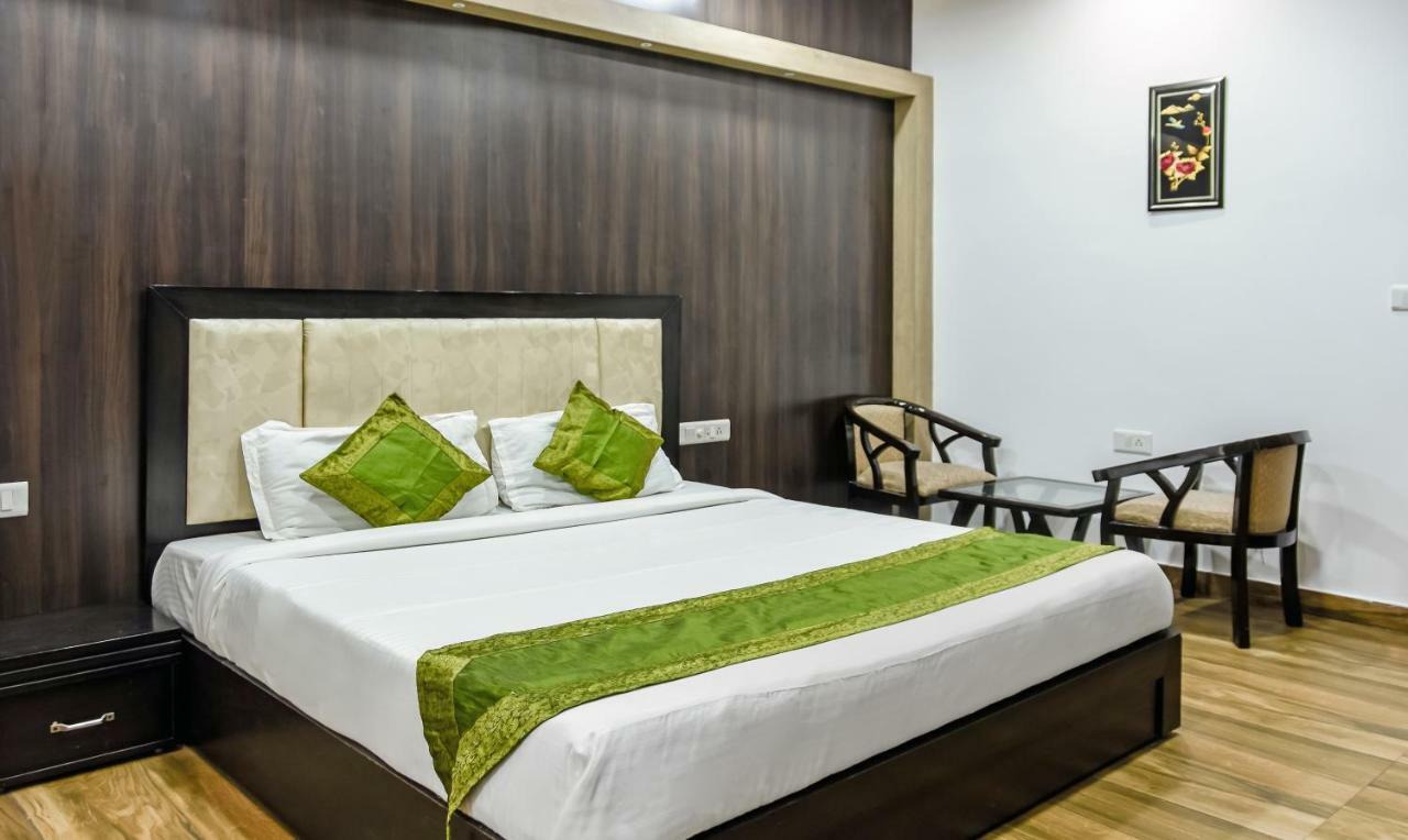 Treebo Red Petal Jalandhar Hotel Екстериор снимка