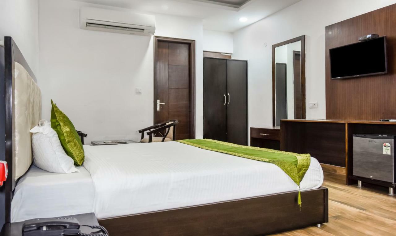 Treebo Red Petal Jalandhar Hotel Екстериор снимка