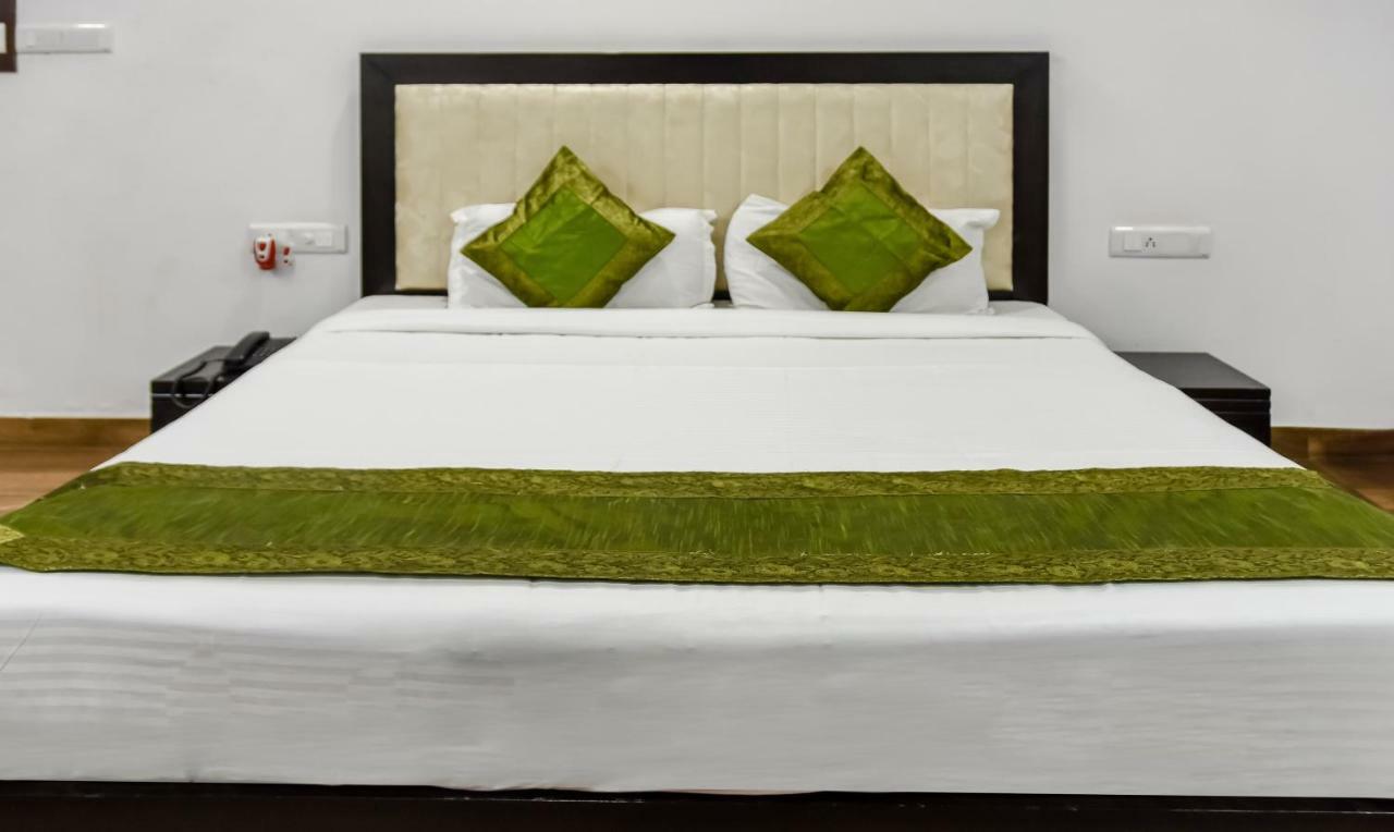 Treebo Red Petal Jalandhar Hotel Екстериор снимка