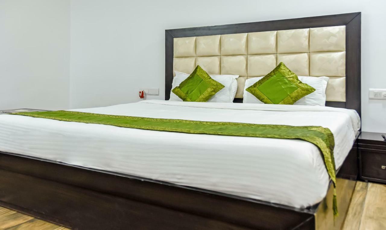 Treebo Red Petal Jalandhar Hotel Екстериор снимка