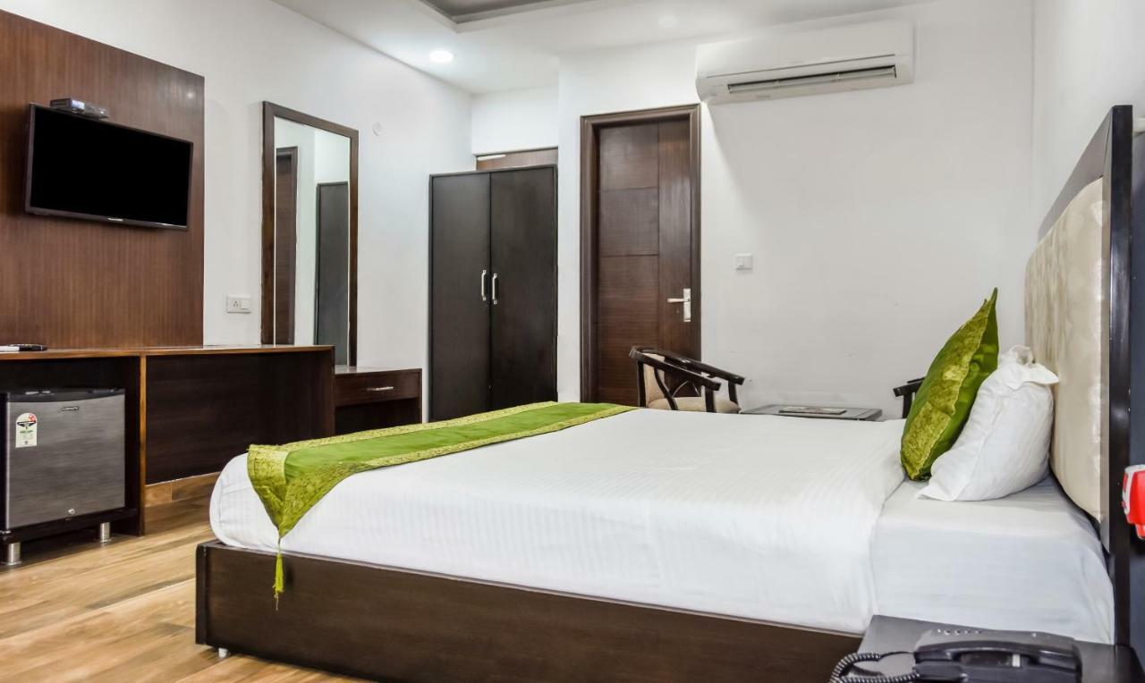 Treebo Red Petal Jalandhar Hotel Екстериор снимка