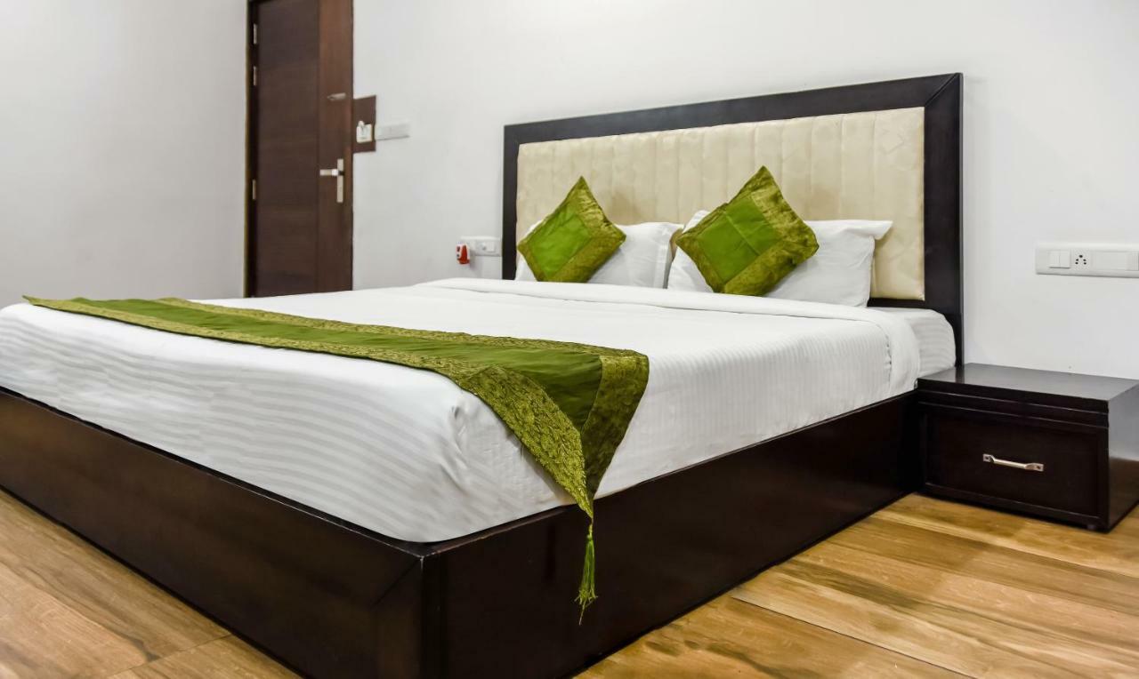 Treebo Red Petal Jalandhar Hotel Екстериор снимка