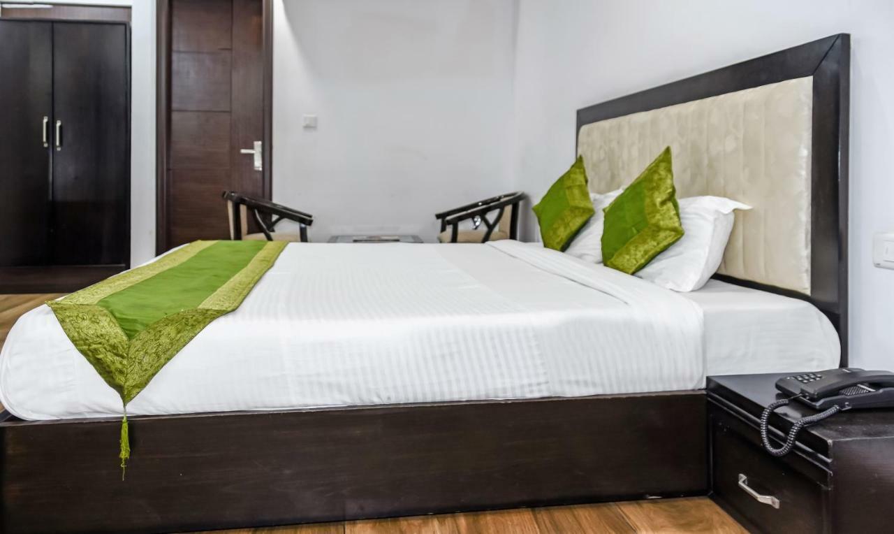Treebo Red Petal Jalandhar Hotel Екстериор снимка